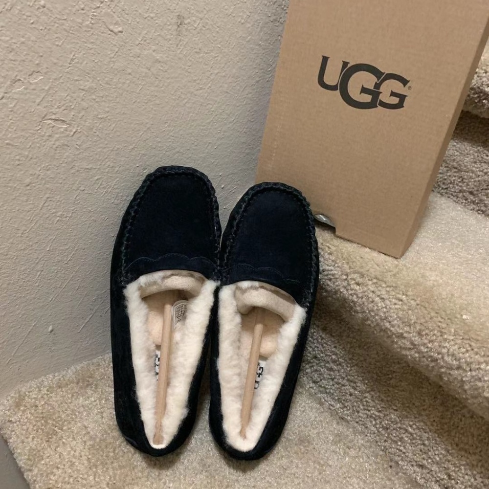 UGG Women Scalloped Suede Moccasin US6